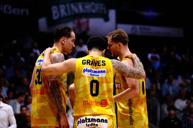 ProA Playoff Finale - Phoenix Hagen vs. Bozic Estriche Knights Kirchheim, Hagen, 07.06.2026, Ischelandhalle Hagen Jeffrey Carroll ( 30, Phoenix Hagen, SF), Marcus Henri Graves ( 0, Phoenix Hagen, PG) und Bjarne Kraushaar ( 4, Phoenix Hagen, PG) besprechen sich; ProA Playoff Finale - Phoenix Hagen vs. Bozic Estriche Knights Kirchheim, Hagen, 07.06.2026, Ischelandhalle Hagen