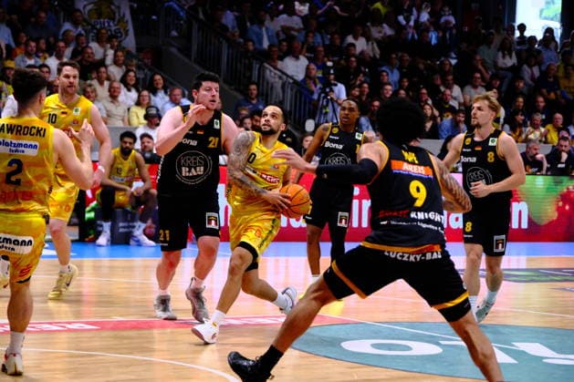 ProA Playoff Finale - Phoenix Hagen vs. Bozic Estriche Knights Kirchheim, Hagen, 07.06.2026, Ischelandhalle Hagen Marcus Henri Graves ( 0, Phoenix Hagen, PG) zieht zum Korb gegen Nicolas Bretzel ( 21, Kirchheim Knights, C); ProA Playoff Finale - Phoenix Hagen vs. Bozic Estriche Knights Kirchheim, Hagen, 07.06.2026, Ischelandhalle Hagen