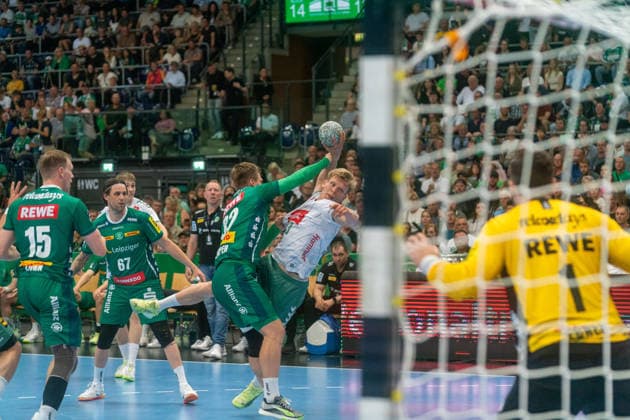 Niclas Benedict Heitkamp (TSV GWD Minden, 23) setzt sich gegen Franz Semper (SC DHfK Leipzig, 32) durch SC DHfK Leipzig vs. TSV GWD Minden, Handball, 1. Handball-Bundesliga, 34. Spieltag, Saison 2025 2026, 07.06.2026 SC DHfK Leipzig vs. TSV GWD Minden, Handball, 1. Handball-Bundesliga, 34. Spieltag, Saison 2025 2026, 07.06.2026 Leipzig