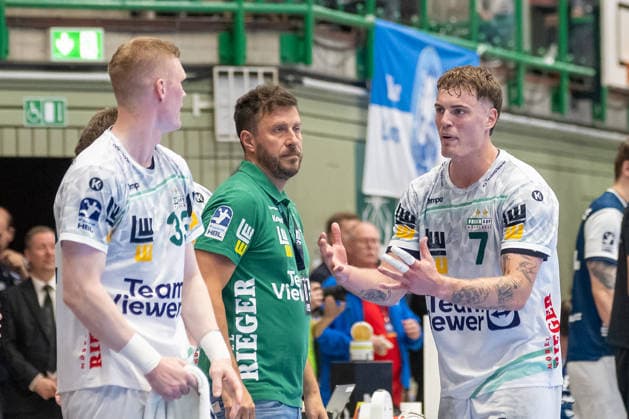 Wortgefecht zwischen Ymir Oern Gislason (FRISCH AUF! Goeppingen, 33)und Victor Kloeve (FRISCH AUF! Goeppingen, 07). Dabei Ben Matschke (FRISCH AUF! Goeppingen, Trainer). Bergischer HC vs. Frisch Auf! Goeppingen, Handball, DAIKIN HBL, 34. Spieltag, Saison 2025 2026, 07.06.2026 Bergischer HC vs. Frisch Auf! Goeppingen, Handball, DAIKIN HBL, 34. Spieltag, Saison 2025 2026, 07.06.2026 Wuppertal