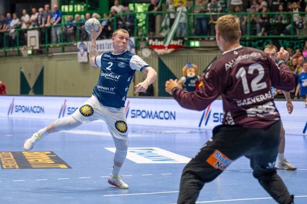 Noah Beyer (Bergischer HC 06, 02) erzielt den Siegtreffer gegen Kristian Saeveras (FRISCH AUF! Goeppingen, 12). Bergischer HC vs. Frisch Auf! Goeppingen, Handball, DAIKIN HBL, 34. Spieltag, Saison 2025 2026, 07.06.2026 Bergischer HC vs. Frisch Auf! Goeppingen, Handball, DAIKIN HBL, 34. Spieltag, Saison 2025 2026, 07.06.2026 Wuppertal