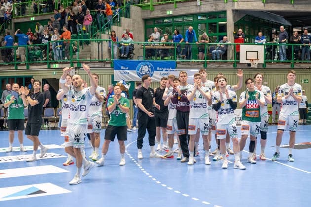 Die Goeppinger Mannschaft bedankt sich bei den mitgereisten Fans. Bergischer HC vs. Frisch Auf! Goeppingen, Handball, DAIKIN HBL, 34. Spieltag, Saison 2025 2026, 07.06.2026 Bergischer HC vs. Frisch Auf! Goeppingen, Handball, DAIKIN HBL, 34. Spieltag, Saison 2025 2026, 07.06.2026 Wuppertal