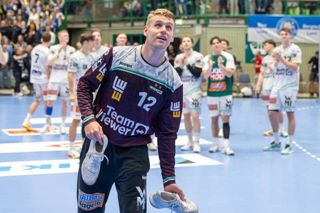 Kristian Saeveras (FRISCH AUF! Goeppingen, 12) verschenkt seine Schuhe an die Fans. Bergischer HC vs. Frisch Auf! Goeppingen, Handball, DAIKIN HBL, 34. Spieltag, Saison 2025 2026, 07.06.2026 Bergischer HC vs. Frisch Auf! Goeppingen, Handball, DAIKIN HBL, 34. Spieltag, Saison 2025 2026, 07.06.2026 Wuppertal