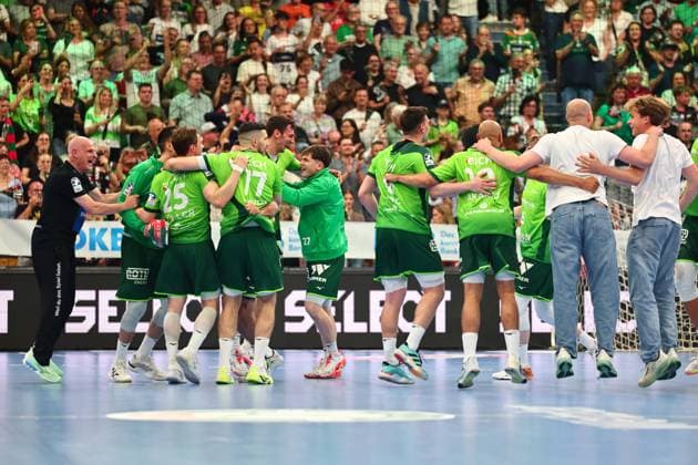 Die Wetzlarer Mannschaft feiert den Klassenverbleib GER, HSG Wetzlar vs SC Magdeburg, Handball, 1. Bundesliga, 34. Spieltag, Spielzeit 2025 2026, 07.06.2026 GER, HSG Wetzlar vs SC Magdeburg, Handball, 1. Bundesliga, 34. Spieltag, Spielzeit 2025 2026, 07.06.2026 Wetzlar