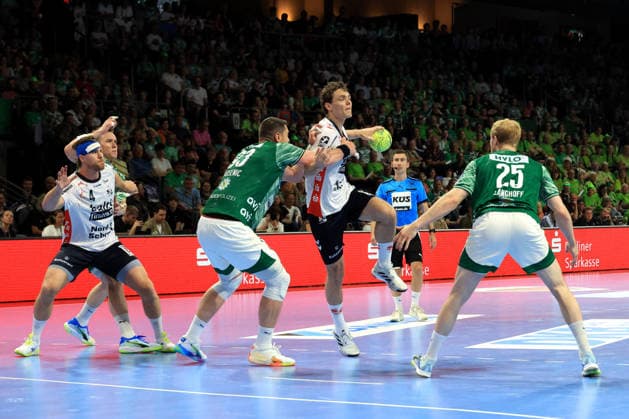 DEU, DHB, 1.HBL, Fuechse Berlin vs. Flensburger-Handewitt, 07.06.2026, Max-Schmeling-Halle, Berlin, DEU, DHB, 1.HBL, Fuechse Berlin vs. Flensburger-Handewitt, im Bild Mijajlo Marsenic (Fuechse Berlin 93), Matthes Langhoff (Fuechse Berlin 25) , Johannes Golla (Flensburg Handewitt 4), NICLAS KIRKEL¯KKE (Flensburg Handewitt 5)
