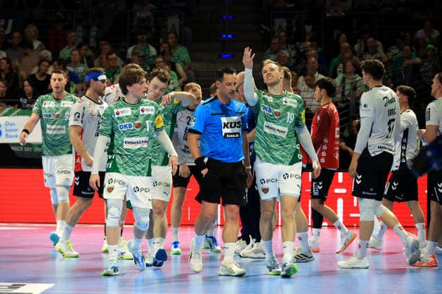DEU, DHB, 1.HBL, Fuechse Berlin vs. Flensburger-Handewitt, 07.06.2026, Max-Schmeling-Halle, Berlin, DEU, DHB, 1.HBL, Fuechse Berlin vs. Flensburger-Handewitt, im Bild Fuechse-Spielerkreis, Mathias Gidsel (Fuechse Berlin 19), Nils Lichtlein (Fuechse Berlin 17)