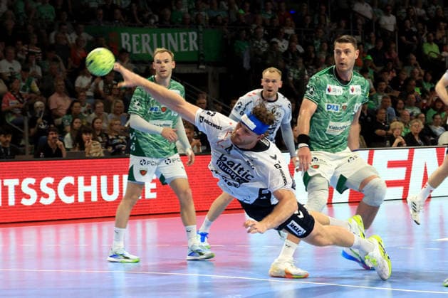DEU, DHB, 1.HBL, Fuechse Berlin vs. Flensburger-Handewitt, 07.06.2026, Max-Schmeling-Halle, Berlin, DEU, DHB, 1.HBL, Fuechse Berlin vs. Flensburger-Handewitt, im Bild Mijajlo Marsenic (Fuechse Berlin 93), Mathias Gidsel (Fuechse Berlin 19), Johannes Golla (Flensburg Handewitt 4)