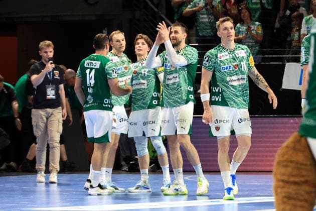 DEU, DHB, 1.HBL, Fuechse Berlin vs. Flensburger-Handewitt, 07.06.2026, Max-Schmeling-Halle, Berlin, DEU, DHB, 1.HBL, Fuechse Berlin vs. Flensburger-Handewitt, im Bild Fuechse-Spielerkreis, Mathias Gidsel (Fuechse Berlin 19), Lasse Andersson (Fuechse Berlin 11)
