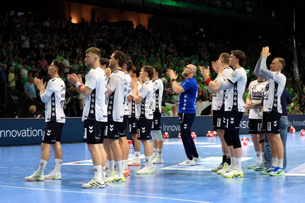 DEU, DHB, 1.HBL, Fuechse Berlin vs. Flensburger-Handewitt, 07.06.2026, Max-Schmeling-Halle, Berlin, DEU, DHB, 1.HBL, Fuechse Berlin vs. Flensburger-Handewitt, im Bild Johannes Golla (Flensburg Handewitt 4), Flensburger-Spielerkreis, Trainer Ales Pajovic (Flensburg Handewitt)