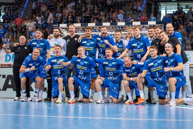Handball I Herren I Saison 2025-2026 I Bundesliga I 34. Spieltag I TVB Stuttgart - HC Erlangen I 07.06.2026 Mannschaftsbild: Saisonabschluss für den TVB Stuttgart. Ivan Snajder (10, TVB Stuttgart), Miljan Vujovic (16, TVB Stuttgart), Jonas Truchanovicius (37, TVB Stuttgart), Antonio Serradilla Cuenca (5, TVB Stuttgart), Samuel Röthlisberger (17, TVB Stuttgart), Simone Mengon (15, TVB Stuttgart), Jorick Pol (21, TVB Stuttgart), Linus Schmid (18, TVB Stuttgart), Mateusz Kornecki (1, TVB Stuttgart), Max Heydecke (19, TVB Stuttgart), Lenny Rubin (44, TVB Stuttgart), Marco Mengon (30, TVB Stuttgart), Kai Häfner (34, TVB Stuttgart), Samuel Kynast (6, TVB Stuttgart), Torben Matzken (22, TVB Stuttgart), Jakob Nigg (57, TVB Stuttgart), Patrick Zieker (25, TVB Stuttgart), Max Häfner (3, TVB Stuttgart), Kasper Thorsen Lien (7, TVB Stuttgart) Stuttgart Porsche Arena Baden-Württemberg Deutschland