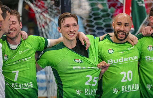 GER, Wetzlar, HSG Wetzlar vs SC Magdeburg, Daikin Handball-Bundesliga, Handball, HBL, Spielzeit 2025 2026, Buderus Arena Wetzlar, 34. Spieltag im Bild: Die HSG Wetzlar feiert den Klassenerhalt, Nicht Abstieg aus der Bundesliga, Freude, Jubel und Emotionen, Dominik Mappes (HSG Wetzlar 7), Justin Müller (HSG Wetzlar 25), David Cyrill Akakpo (HSG Wetzlar 20) DFB DFL REGULATIONS PROHIBIT ANY USE OF PHOTOGRAPHS AS IMAGE SEQUENCES AND OR QUASI-VIDEO, 07.06.2026
