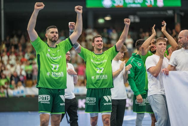 GER, Wetzlar, HSG Wetzlar vs SC Magdeburg, Daikin Handball-Bundesliga, Handball, HBL, Spielzeit 2025 2026, Buderus Arena Wetzlar, 34. Spieltag im Bild: Die HSG Wetzlar feiert den Klassenerhalt, Nicht Abstieg aus der Bundesliga, Freude, Jubel und Emotionen, Stefan Cavor (HSG Wetzlar 77), Jona Schoch (HSG Wetzlar 22) DFB DFL REGULATIONS PROHIBIT ANY USE OF PHOTOGRAPHS AS IMAGE SEQUENCES AND OR QUASI-VIDEO, 07.06.2026