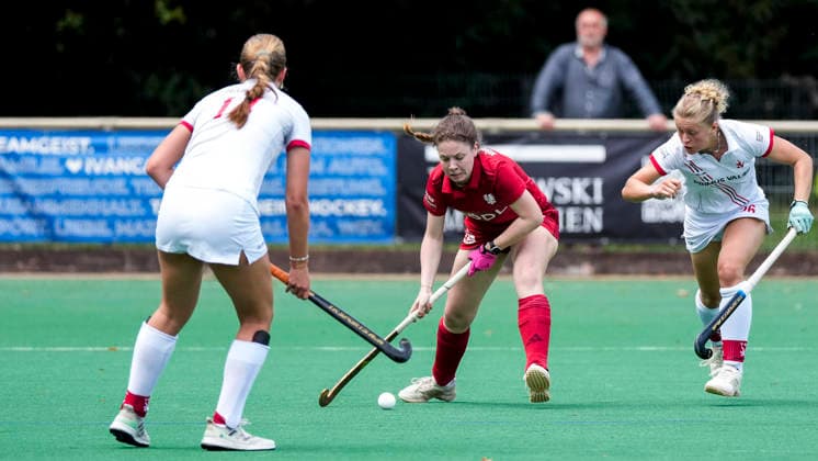 v.li.: Linn Häffner (TSVMH, 14), Renee Anuth (NHTC, 41), Lotte Nafzger (TSVMH, 26), Zweikampf, Spielszene, Duell, duel, tackle, tackling, Dynamik, Action, Aktion, 07.06.2026, Mannheim (Deutschland), Hockey, 2. Bundesliga, Gruppe Süd, Damen, TSV Mannheim - Nürnberger HTC