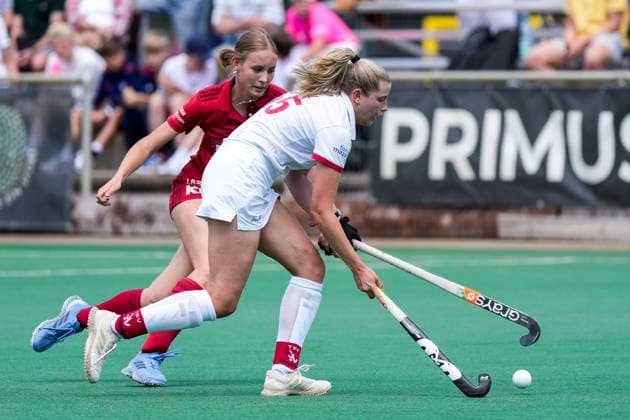 v.li.: Lenja Horstmann (NHTC, 44), Lisa Schall (TSVMH, 55), Zweikampf, Spielszene, Duell, duel, tackle, tackling, Dynamik, Action, Aktion, 07.06.2026, Mannheim (Deutschland), Hockey, 2. Bundesliga, Gruppe Süd, Damen, TSV Mannheim - Nürnberger HTC