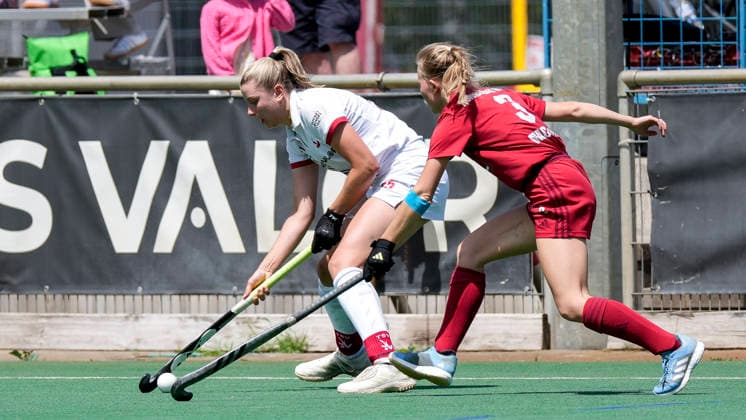 v.li.: Lisa Schall (TSVMH, 55), Dominique Machnik (NHTC, 3), Zweikampf, Spielszene, Duell, duel, tackle, tackling, Dynamik, Action, Aktion, 07.06.2026, Mannheim (Deutschland), Hockey, 2. Bundesliga, Gruppe Süd, Damen, TSV Mannheim - Nürnberger HTC