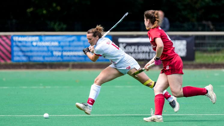 v.li.: Fenna Slawyk (TSVMH, 13), Renee Anuth (NHTC, 41), Zweikampf, Spielszene, Duell, duel, tackle, tackling, Dynamik, Action, Aktion, 07.06.2026, Mannheim (Deutschland), Hockey, 2. Bundesliga, Gruppe Süd, Damen, TSV Mannheim - Nürnberger HTC