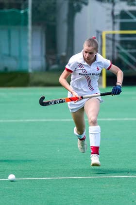 Lotte Hasselmann (TSVMH, 19), am Ball, Freisteller, Ganzkörper, Einzelbild, Einzelfoto, Aktion, Action, 07.06.2026, Mannheim (Deutschland), Hockey, 2. Bundesliga, Gruppe Süd, Damen, TSV Mannheim - Nürnberger HTC