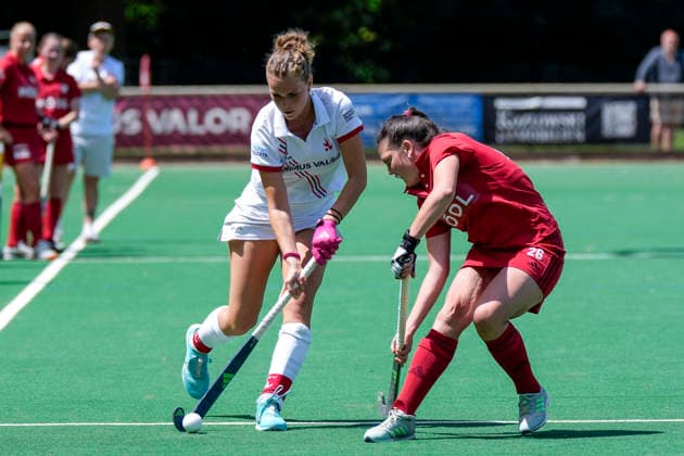 v.li.: Marie Neumann (TSVMH, 24), Berenike Zaha (NHTC, 26), Zweikampf, Spielszene, Duell, duel, tackle, tackling, Dynamik, Action, Aktion, 07.06.2026, Mannheim (Deutschland), Hockey, 2. Bundesliga, Gruppe Süd, Damen, TSV Mannheim - Nürnberger HTC