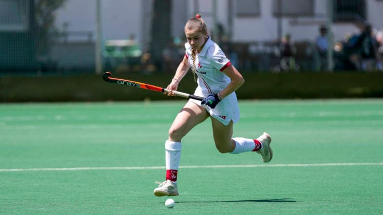 Lotte Hasselmann (TSVMH, 19), am Ball, Freisteller, Ganzkörper, Einzelbild, Einzelfoto, Aktion, Action, 07.06.2026, Mannheim (Deutschland), Hockey, 2. Bundesliga, Gruppe Süd, Damen, TSV Mannheim - Nürnberger HTC
