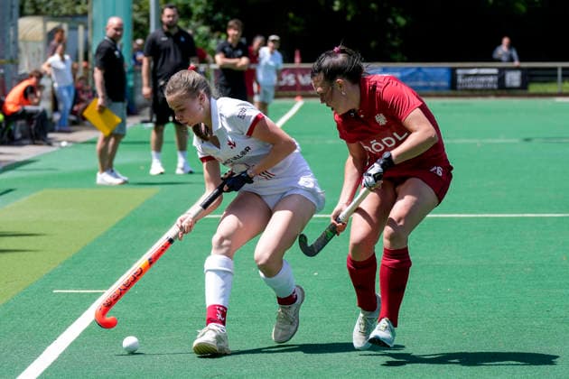 v.li.: Lotte Hasselmann (TSVMH, 19), Berenike Zaha (NHTC, 26), Zweikampf, Spielszene, Duell, duel, tackle, tackling, Dynamik, Action, Aktion, 07.06.2026, Mannheim (Deutschland), Hockey, 2. Bundesliga, Gruppe Süd, Damen, TSV Mannheim - Nürnberger HTC