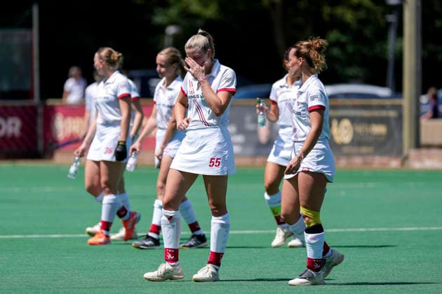 Spielerinnen vom TSV Mannheim Hockey, vorne von links mit Lisa Schall (TSVMH, 55) und Fenna Slawyk (TSVMH, 13), enttäuscht über die Niederlage, Enttäuschung nach dem Schlusspfiff, Highlight, Verlierer, verloren, Frustration, disappointed, pessimistisch, 07.06.2026, Mannheim (Deutschland), Hockey, 2. Bundesliga, Gruppe Süd, Damen, TSV Mannheim - Nürnberger HTC
