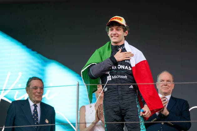 MCO, Louis Vuitton Grand Prix von Monaco, Rennen, Formel 1 Weltmeisterschaft Saison 2026 07.06.2026, Monte Carlo, Monte Carlo, MCO, Louis Vuitton Grand Prix von Monaco, Rennen, Formel 1 Weltmeisterschaft Saison 2026, im Bild Andrea Kimi Antonelli (Mercedes-AMG Petronas F1 Team, Italien, 12) jubelt über den Sieg auf dem Podium bei der Siegerehrung,