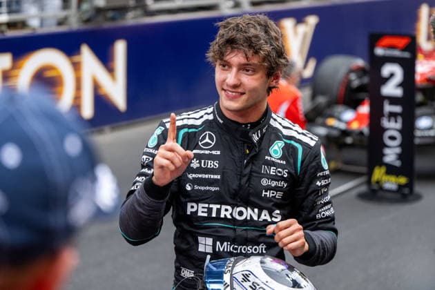 MCO, Louis Vuitton Grand Prix von Monaco, Rennen, Formel 1 Weltmeisterschaft Saison 2026 07.06.2026, Monte Carlo, Monte Carlo, MCO, Louis Vuitton Grand Prix von Monaco, Rennen, Formel 1 Weltmeisterschaft Saison 2026, im Bild Andrea Kimi Antonelli (Mercedes-AMG Petronas F1 Team, Italien, 12) jubelt im Parc Ferme über den Sieg,