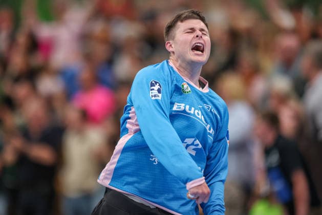 GER, Wetzlar, HSG Wetzlar vs SC Magdeburg, Daikin Handball-Bundesliga, Handball, HBL, Spielzeit 2025 2026, Buderus Arena Wetzlar, 34. Spieltag im Bild: Anadin Suljakovic (HSG Wetzlar 12), Freude und Emotionen nach dem Klassenerhalt, Nicht Abstieg, Jubel DFB DFL REGULATIONS PROHIBIT ANY USE OF PHOTOGRAPHS AS IMAGE SEQUENCES AND OR QUASI-VIDEO, 07.06.2026