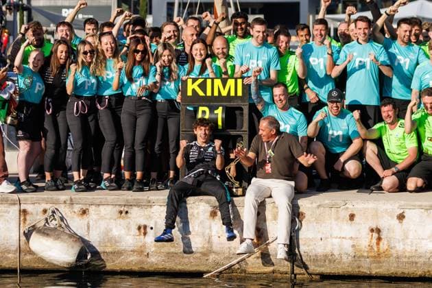 Andrea Kimi Antonelli (Mercedes AMG Petronas F1 Team, 12) feiert mit seinem Team den Sieg, Grosser Preis von Monaco, Motorsport, Formel 1, Saison 2026, 07.06.2026 Grosser Preis von Monaco, Motorsport, Formel 1, Saison 2026, 07.06.2026