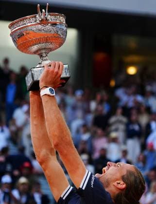 Alexander Zverev wins Roland Garros and celebrates with the Coupe des Mousquetaires trophy French Open Tennis, Day Fifteen, Tennis, Roland Garros, Paris, France - 07 Jun 2026Paris Roland Garros France EDITORIAL USE ONLY No use with unauthorised audio, video, data, fixture lists, club league logos or live services. Online in-match use limited to 120 images, no video emulation. No use in betting, games or single club league player publications. Copyright: xJavierxGarcia Shutterstockx 16906573af