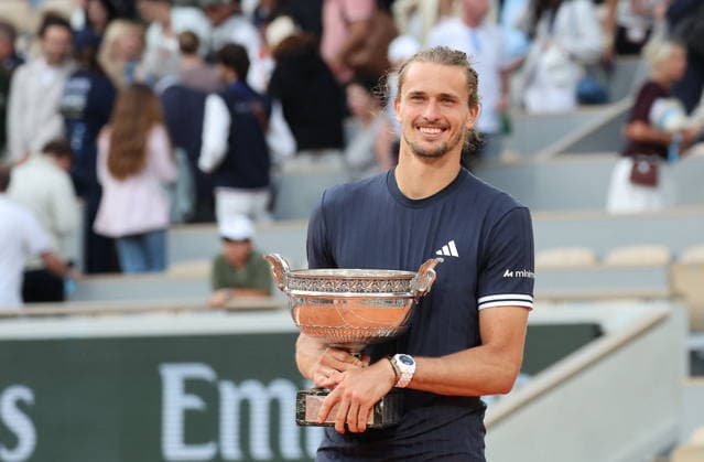 Alexander Zverev avec le trophée, la Coupe des Mousquetaires - Alexander Zverev remporte les Internationaux de France de Tennis de Roland Garros 2026 face à Flavio Cobolli (6-1, 4-6, 6-4, 6-7, 6-1) à Paris le 7 juin 2026. Jacovides-Moreau Bestimage Alexander Zverev wins the 2026 French Open at Roland Garros against Flavio Cobolli (6-1, 4-6, 6-4, 6-7, 6-1) in Paris on June 7, 2026. Paris France Copyright: xJACOVIDES-MOREAUx xBESTIMAGExJACOVIDES-MOREAUx xBESTIMAGEx