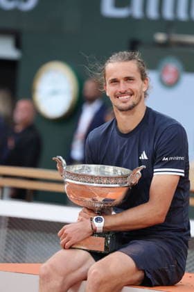 Alexander Zverev avec le trophée, la Coupe des Mousquetaires - Alexander Zverev remporte les Internationaux de France de Tennis de Roland Garros 2026 face à Flavio Cobolli (6-1, 4-6, 6-4, 6-7, 6-1) à Paris le 7 juin 2026. Jacovides-Moreau Bestimage Alexander Zverev wins the 2026 French Open at Roland Garros against Flavio Cobolli (6-1, 4-6, 6-4, 6-7, 6-1) in Paris on June 7, 2026. Paris France Copyright: xJACOVIDES-MOREAUx xBESTIMAGExJACOVIDES-MOREAUx xBESTIMAGEx