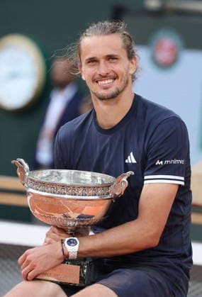 Alexander Zverev avec le trophée, la Coupe des Mousquetaires - Alexander Zverev remporte les Internationaux de France de Tennis de Roland Garros 2026 face à Flavio Cobolli (6-1, 4-6, 6-4, 6-7, 6-1) à Paris le 7 juin 2026. Jacovides-Moreau Bestimage Alexander Zverev wins the 2026 French Open at Roland Garros against Flavio Cobolli (6-1, 4-6, 6-4, 6-7, 6-1) in Paris on June 7, 2026. Paris France Copyright: xJACOVIDES-MOREAUx xBESTIMAGExJACOVIDES-MOREAUx xBESTIMAGEx