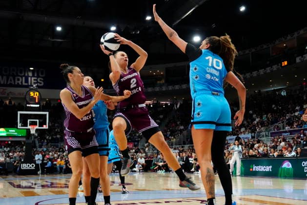 June 7, 2026, Toronto, On, CANADA: Toronto Raptors forward Jonathan Mogbo (2) takes a jump shot over Chicago Sky center Kamilla Cardoso (10) as her teammate Maria Conde, left, looks on during first half WNBA, Basketball Damen, USA action in Toronto, Sunday, June 7, 2026. Canada News - June 7, 2026 - ZUMAc35_ 20260607_zaf_c35_021 Copyright: xFrankxGunnx