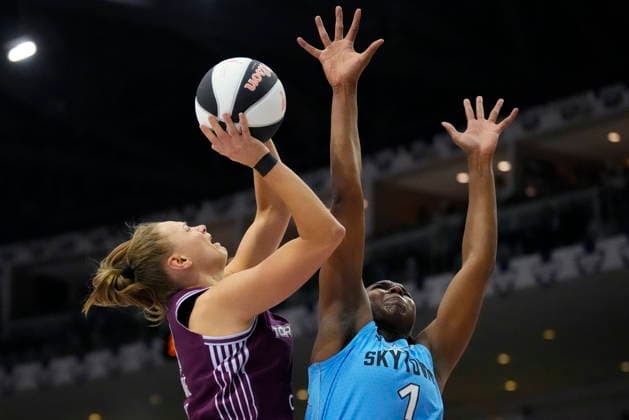 June 7, 2026, Toronto, On, CANADA: Toronto Tempo s Laura Juskaite, left, is fouled by Chicago Sky center-forward Elizabeth Williams (1) during first half WNBA, Basketball Damen, USA action in Toronto, Sunday, June 7, 2026. Canada News - June 7, 2026 - ZUMAc35_ 20260607_zaf_c35_022 Copyright: xFrankxGunnx