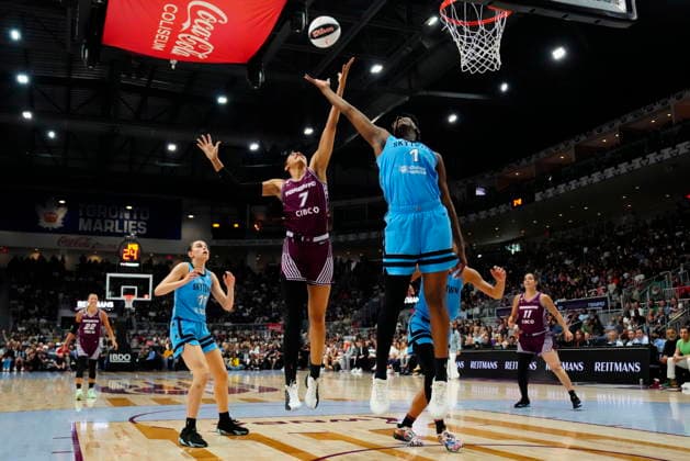 June 7, 2026, Toronto, On, CANADA: Toronto Tempo s Teonni Key (7) and Chicago Sky center-forward Elizabeth Williams (1) battle for a rebound during first half WNBA, Basketball Damen, USA action in Toronto, Sunday, June 7, 2026. Canada News - June 7, 2026 - ZUMAc35_ 20260607_zaf_c35_024 Copyright: xFrankxGunnx