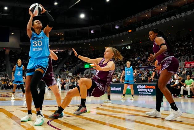 June 7, 2026, Toronto, On, CANADA: Toronto Tempo s Laura Juskaite (2) falls to the court after Chicago Sky s Azura Stevens make contact while taking a shot during second half WNBA, Basketball Damen, USA action in Toronto, Sunday, June 7, 2026. Canada News - June 7, 2026 - ZUMAc35_ 20260607_zaf_c35_025 Copyright: xFrankxGunnx