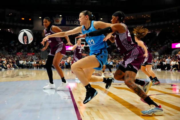 June 7, 2026, Toronto, On, CANADA: Toronto Tempo guard Brittney Sykes (20) knocks the ball way from Chicago Sky s Gabriela Jaquez (11) during second half WNBA, Basketball Damen, USA action in Toronto, Sunday, June 7, 2026. Canada News - June 7, 2026 - ZUMAc35_ 20260607_zaf_c35_026 Copyright: xFrankxGunnx