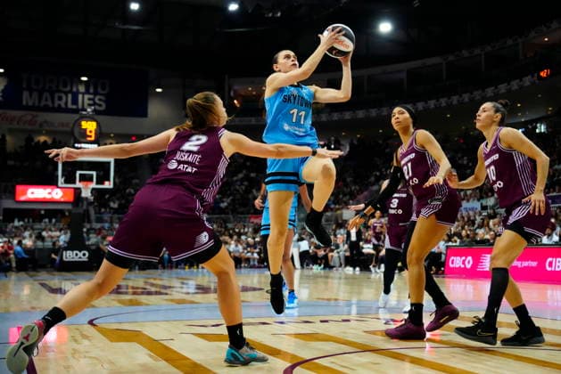 June 7, 2026, Toronto, On, CANADA: Chicago Sky s Gabriela Jaquez (11) drives to the basket past Toronto Tempo s Laura Juskaite (2) Isabelle Harrison (21) and Maria Conde (10) during second half WNBA, Basketball Damen, USA action in Toronto, Sunday, June 7, 2026. Canada News - June 7, 2026 - ZUMAc35_ 20260607_zaf_c35_027 Copyright: xFrankxGunnx