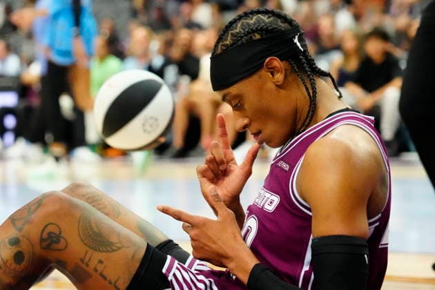 June 7, 2026, Toronto, On, CANADA: Toronto Tempo guard Brittney Sykes (20) celebrates on the floor after drawing a foul against the Chicago Sky during second half WNBA, Basketball Damen, USA action in Toronto, Sunday, June 7, 2026. Canada News - June 7, 2026 - ZUMAc35_ 20260607_zaf_c35_031 Copyright: xFrankxGunnx