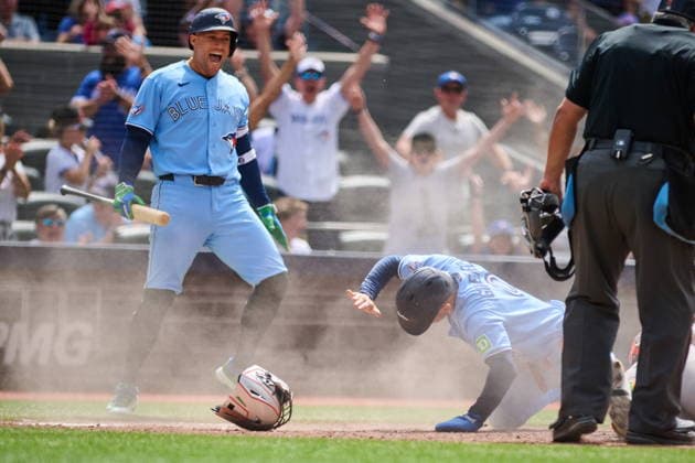 June 7, 2026, Toronto, On, Canada: Toronto Blue Jays Andro s Gimo nez (0) celebrates with George Springer (4) after scoring on a single by Nathan Lukes, not shown, against the Baltimore Orioles during sixth inning MLB, Baseball Herren, USA baseball action in Toronto, on Sunday, June 7, 2026. Canada News - June 7, 2026 - ZUMAc35_ 20260607_zaf_c35_039 Copyright: xSammyxKoganx