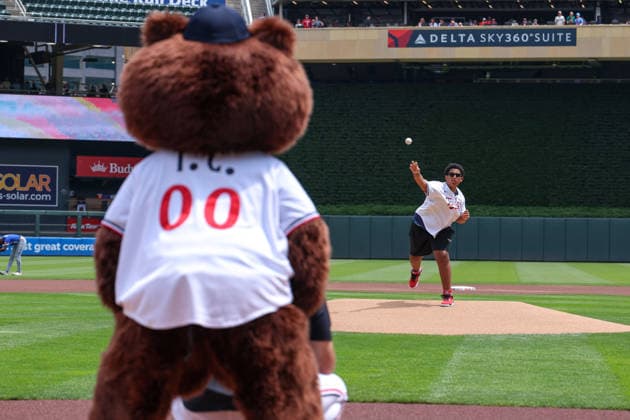 June 7, 2026, Minneapolis, Minnesota, USA: ENDRE GUNTER, a student at Annunciation Catholic School, throws out a first pitch before a MLB, Baseball Herren, USA Baseball game between the Kansas City Royals and the Minnesota Twins at Target Field in Minneapolis, Minnesota on June 7th, 2026. The Royals defeated the Twins 6-5. ZUMA Press Wire. MLB 2026: Royals 6:5 Twins - ZUMAg254 20260607_zsp_g254_064 Copyright: xStevenxGarciax