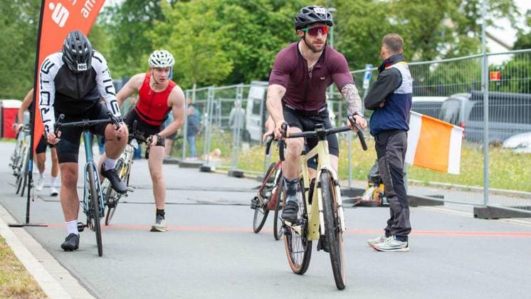 Erster Enni-Triathlon Moers ** NUR FÜR REDAKTIONELLE ZWECKE ** EDITORIAL USE ONLY **<p>Luis Tefke, Altersklasse M 30, TuS Xanten, Oskar Sobeck, Altersklasse M 20, und Justin-Maximilian Müller, Altersklasse M 30, Kanu Klub Krefeld, von rechts, beim ersten Enni-Triathlon am Sonntag, den 07.06.2026, in Moers. Deutschland NRW Moers Copyright: ChristianxCreon