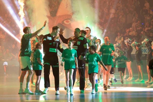 DEU, DHB, 1.HBL, Fuechse Berlin vs. Flensburg-Handewitt, 07.06.2026, Max-Schmeling-Halle, Berlin, DEU, DHB, 1.HBL, Fuechse Berlin vs. Flensburg-Handewitt, im Bild Dejan Milosavljev (Fuechse Berlin 96), Lasse Ludwig (Fuechse Berlin 1), Fuechse-Spielerkreis
