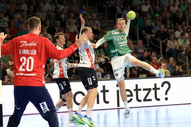 DEU, DHB, 1.HBL, Fuechse Berlin vs. Flensburg-Handewitt, 07.06.2026, Max-Schmeling-Halle, Berlin, DEU, DHB, 1.HBL, Fuechse Berlin vs. Flensburg-Handewitt, im Bild Mathias Gidsel (Fuechse Berlin 19), Kevin Moeller (Flensburg Handewitt 20), SIMON PYTLICK (Flensburg Handewitt 2)