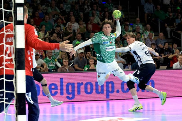 DEU, DHB, 1.HBL, Fuechse Berlin vs. Flensburg-Handewitt, 07.06.2026, Max-Schmeling-Halle, Berlin, DEU, DHB, 1.HBL, Fuechse Berlin vs. Flensburg-Handewitt, im Bild Nils Lichtlein (Fuechse Berlin 17), Lasse Moeller (Flensburg Handewitt 64), Kevin Moeller (Flensburg Handewitt 20)