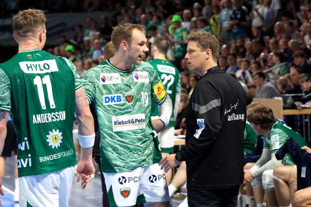 DEU, DHB, 1.HBL, Fuechse Berlin vs. Flensburg-Handewitt, 07.06.2026, Max-Schmeling-Halle, Berlin, DEU, DHB, 1.HBL, Fuechse Berlin vs. Flensburg-Handewitt, im Bild Cheftrainer Nicolej Krickau (Fuechse Berlin), Mathias Gidsel (Fuechse Berlin 19), Lasse Andersson (Fuechse Berlin 11)