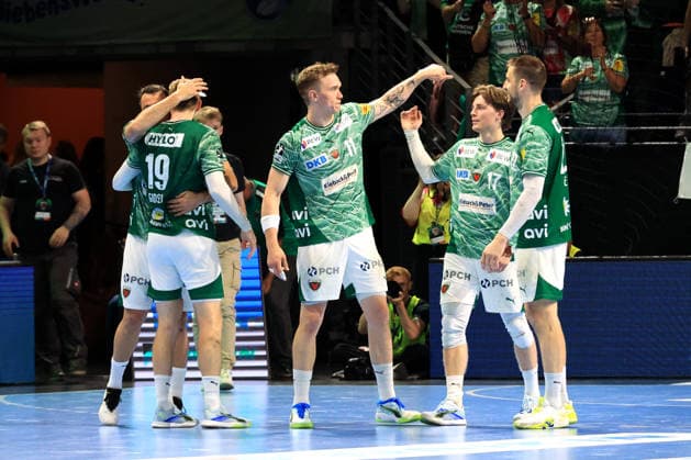 DEU, DHB, 1.HBL, Fuechse Berlin vs. Flensburg-Handewitt, 07.06.2026, Max-Schmeling-Halle, Berlin, DEU, DHB, 1.HBL, Fuechse Berlin vs. Flensburg-Handewitt, im Bild Fuechse-Spielerkreis, Lasse Andersson (Fuechse Berlin 11), Nils Lichtlein (Fuechse Berlin 17), Nejc Cehte (Fuechse Berlin 22) , Mathias Gidsel (Fuechse Berlin 19)
