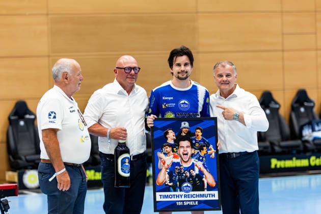 07.06.2026, GER, Handball, Maenner, Saison 25 26, Daikin 1.Bl, 34.Spieltag, ThSV Eisenach - HSV Hamburg (Handball Verein Hamburg) Timothy Reichmuth (ThSV Eisenach,5) gemeinsam mit Günter Osswald, Shpetim Alaj (ThSV Eisenach, Praesident), Peter Krauss 99817 Eisenach Werner-Assmann-Halle Am Sportp Thueringen Deutschland