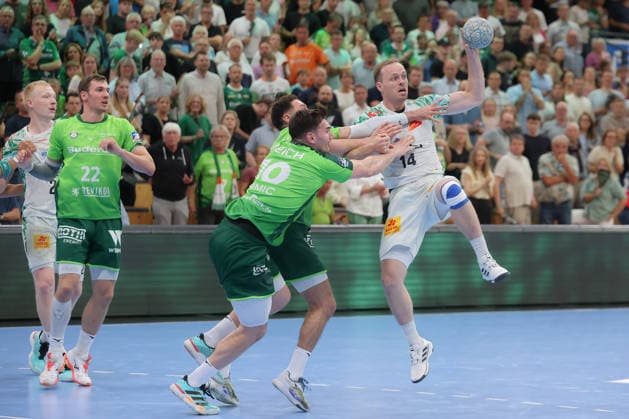 07.06.2026, xtgx, Handball, Daikin HBL, HSG Wetzlar - SC Magdeburg v.l. Josip Simic (Wetzlar, 10), Omar Ingi Magnusson (Magdeburg, 14) Zweikampf, Duell, Kampf, tackle Wetzlar